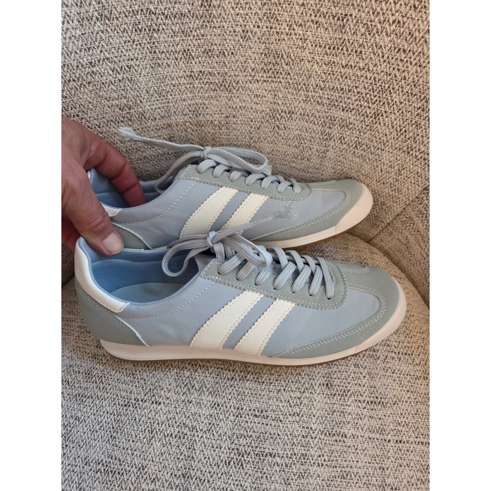 Madden Girl Juniper Light Blue White Stripe Retro Low Top Sneakers 8.5M JUNIO1J - Picture 2 of 6